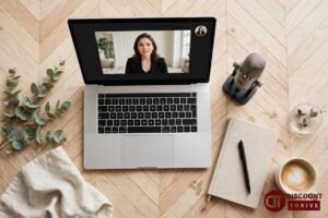 Livestorm code promo : bureau avec ordinateur portable en webinaire, microphone et carnet